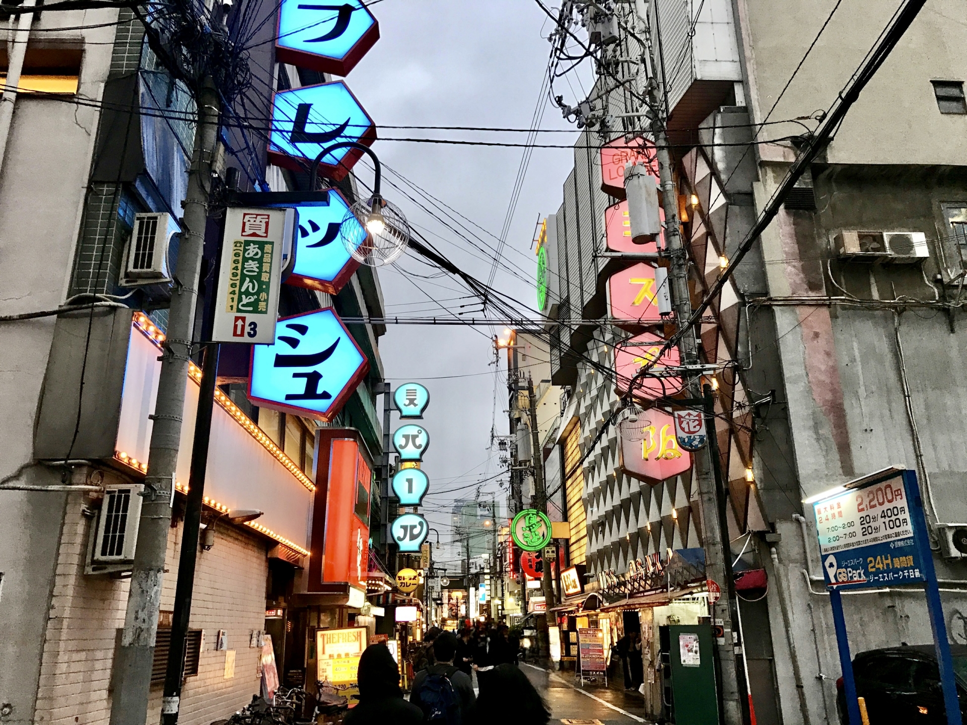 株式会社アサノ工芸は看板施工において自信のある福岡の会社です
